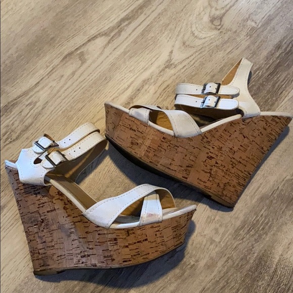 Corked heel size 10, white with silver buckles - Picture 2 of 2